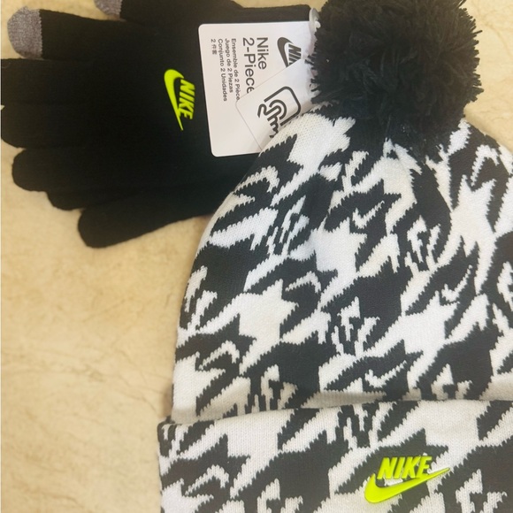 Nike Kids' Print Peak Beanie Hat and Glove Set - Picture 7 of 8